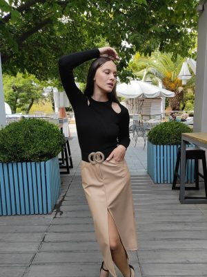 Μαύρο τοπ με άνοιγμα στους ώμους