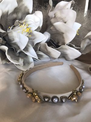 Μπεζ στέκα με πέρλες και στρας