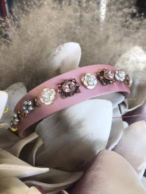 Ροζ στέκα με μεταλλικά στοιχεία