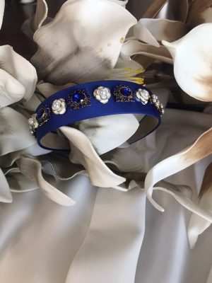 Μπλε στέκα με μεταλλικά στοιχεία