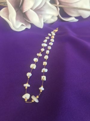 Χρυσό κολιέ με λευκές ημιπολύτιμες πέτρες