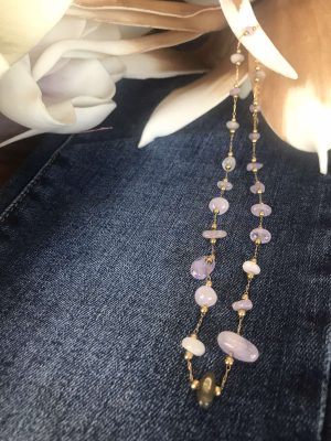 Χρυσό κολιέ με μωβ ημιπολύτιμες πέτρες