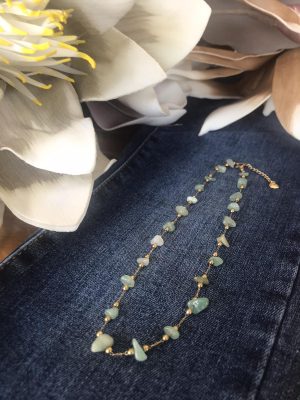 Χρυσό κολιέ με πράσινες ημιπολύτιμες πέτρες