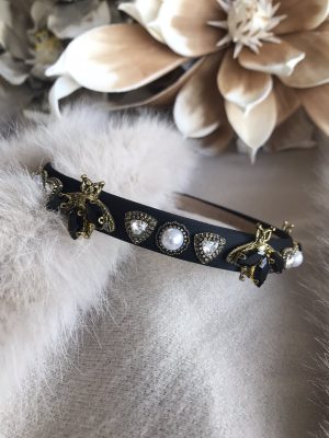 Μαύρη στέκα με μεταλλικά στοιχεία